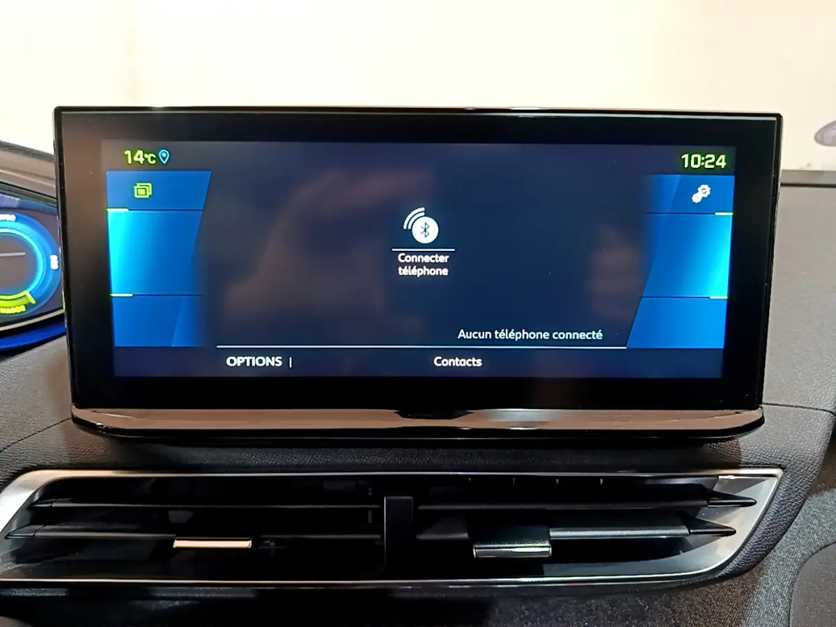 Écran tactile central affichant la connexion Bluetooth dans l'habitacle du Peugeot 3008 bleu hybride rechargeable.