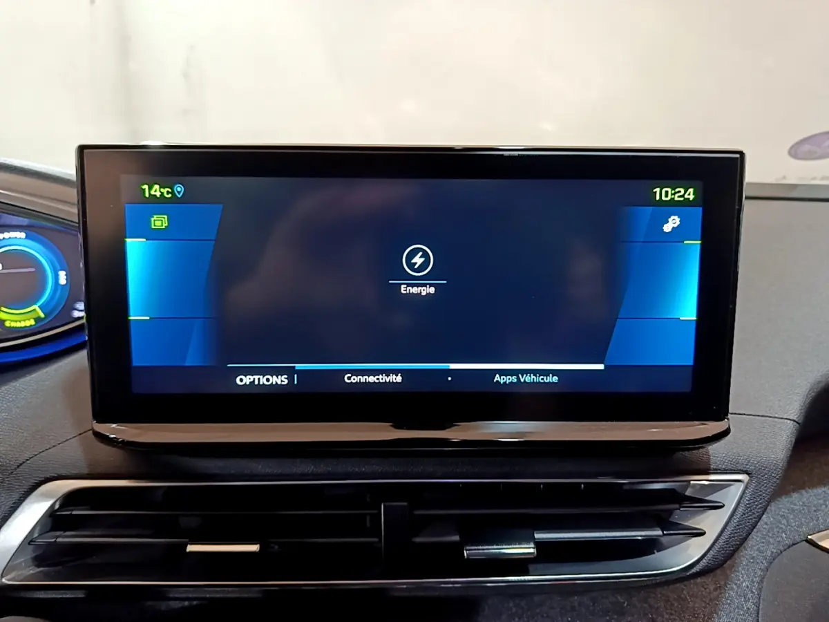 Écran tactile central affichant l'énergie du Peugeot 3008 hybride bleu, vue frontale du tableau de bord.