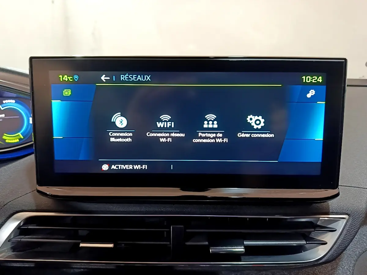 Écran tactile central affichant les options Wi-Fi et Bluetooth du tableau de bord du Peugeot 3008 hybride bleu.