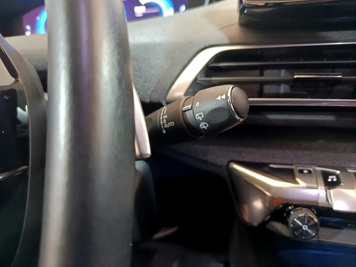 Gros plan sur la manette d'essuie-glace côté gauche du tableau de bord du Peugeot 3008 bleu hybride rechargeable 2021
