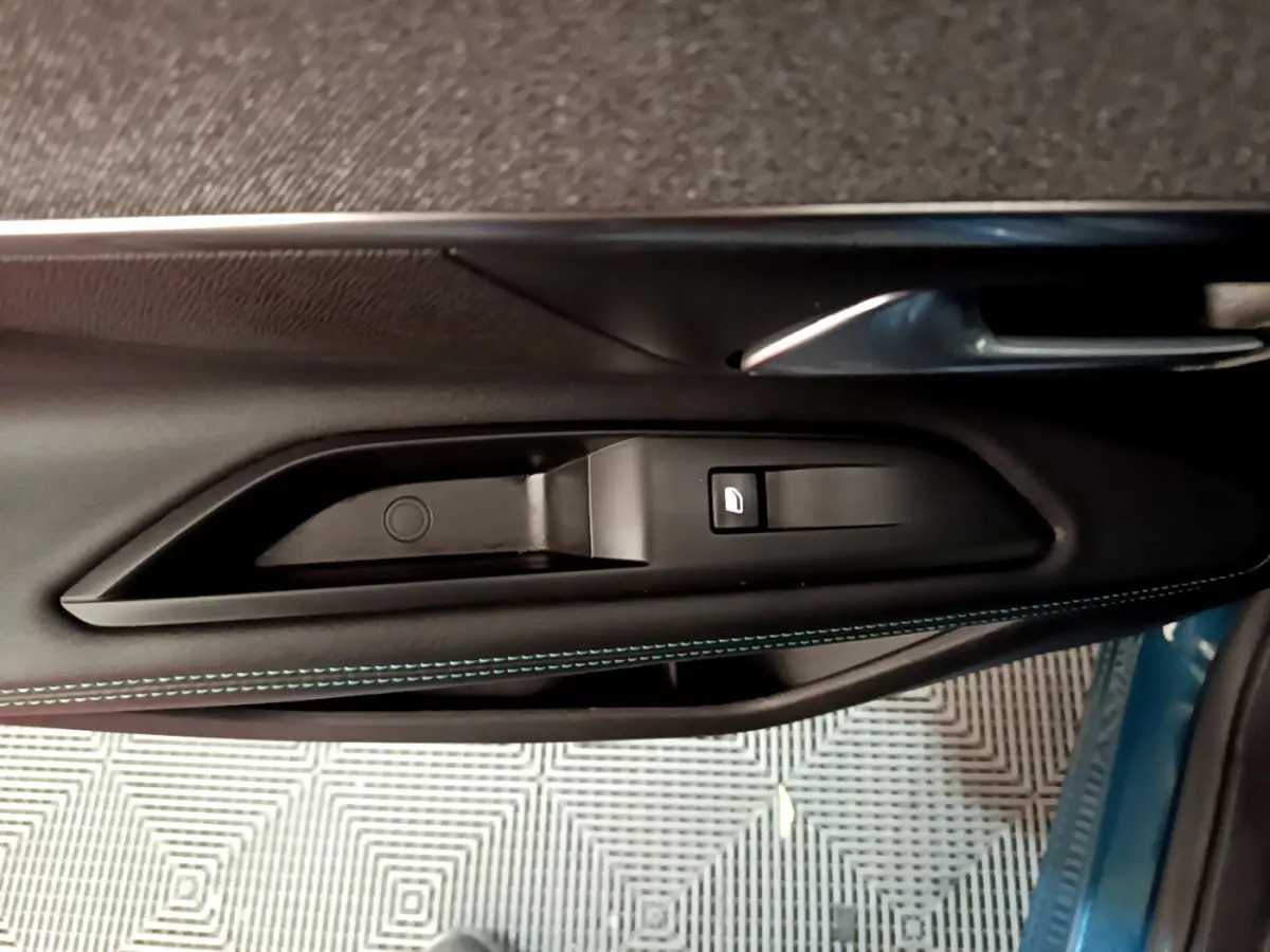 Poignée intérieure côté gauche bleu foncé de la porte avant du Peugeot 3008 hybride rechargeable 2021 Allure Pack.