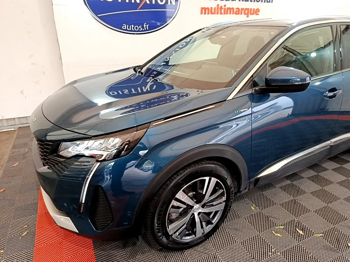 Vue 3/4 avant droit d'un Peugeot 3008 bleu hybride rechargeable avec phares LED et jantes alliage distinctives.