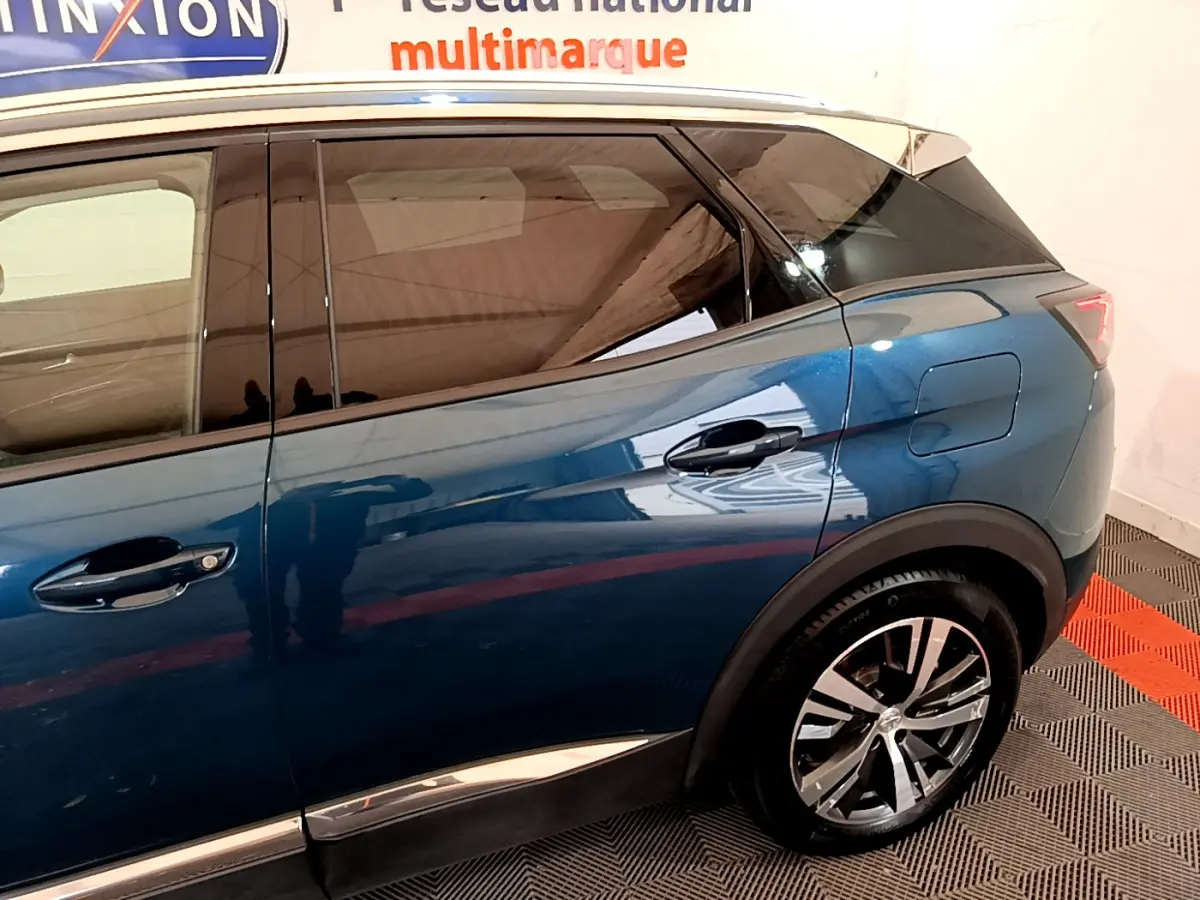 Profil côté gauche du Peugeot 3008 hybride rechargeable bleu, mettant en valeur ses jantes et vitres teintées.
