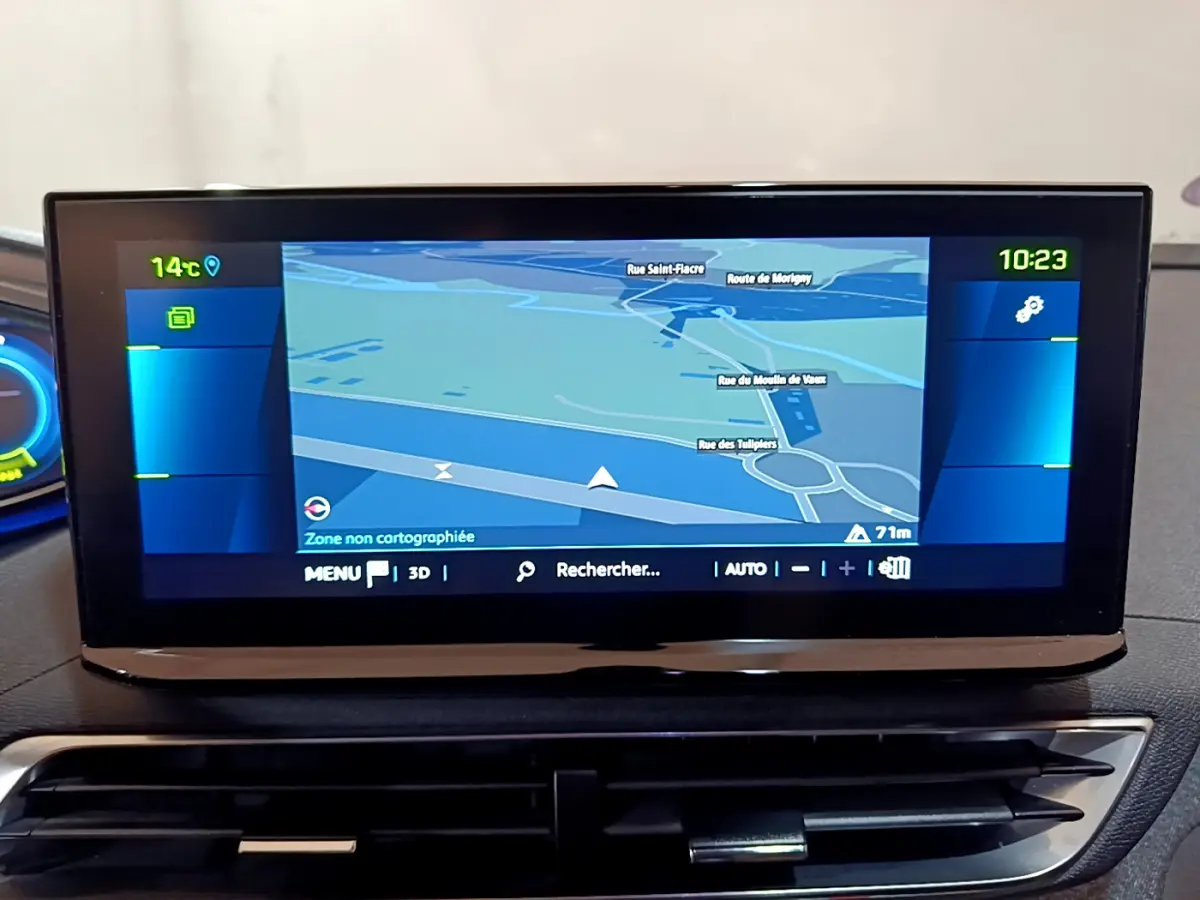 Écran tactile central du tableau de bord du Peugeot 3008 bleu, affichant la navigation en mode 3D.