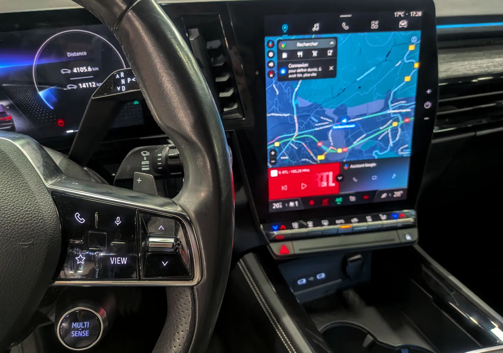 Vue rapprochée du tableau de bord et volant noir du Renault Austral 2024 avec écran tactile affichant la navigation GPS.