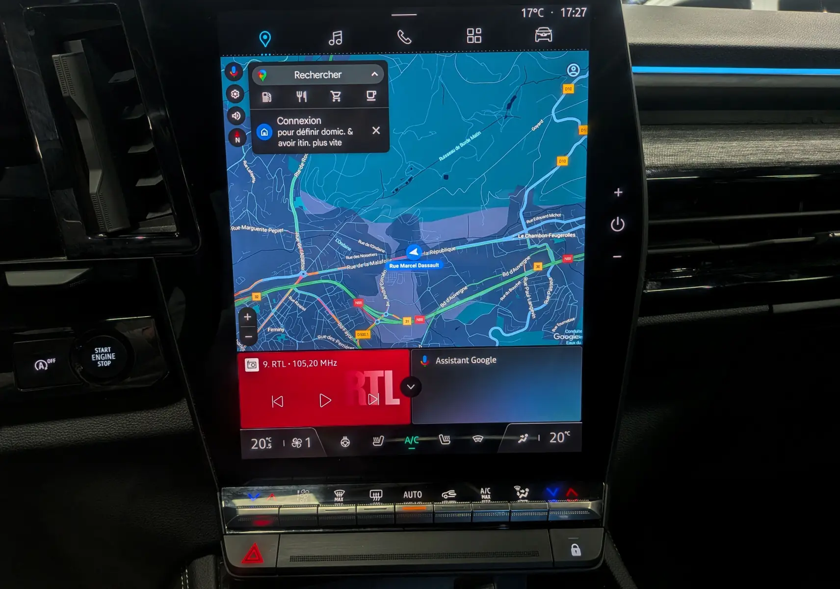 Écran tactile central du Renault Austral 2024 affichant la navigation et les commandes climatisation dans un intérieur noir.