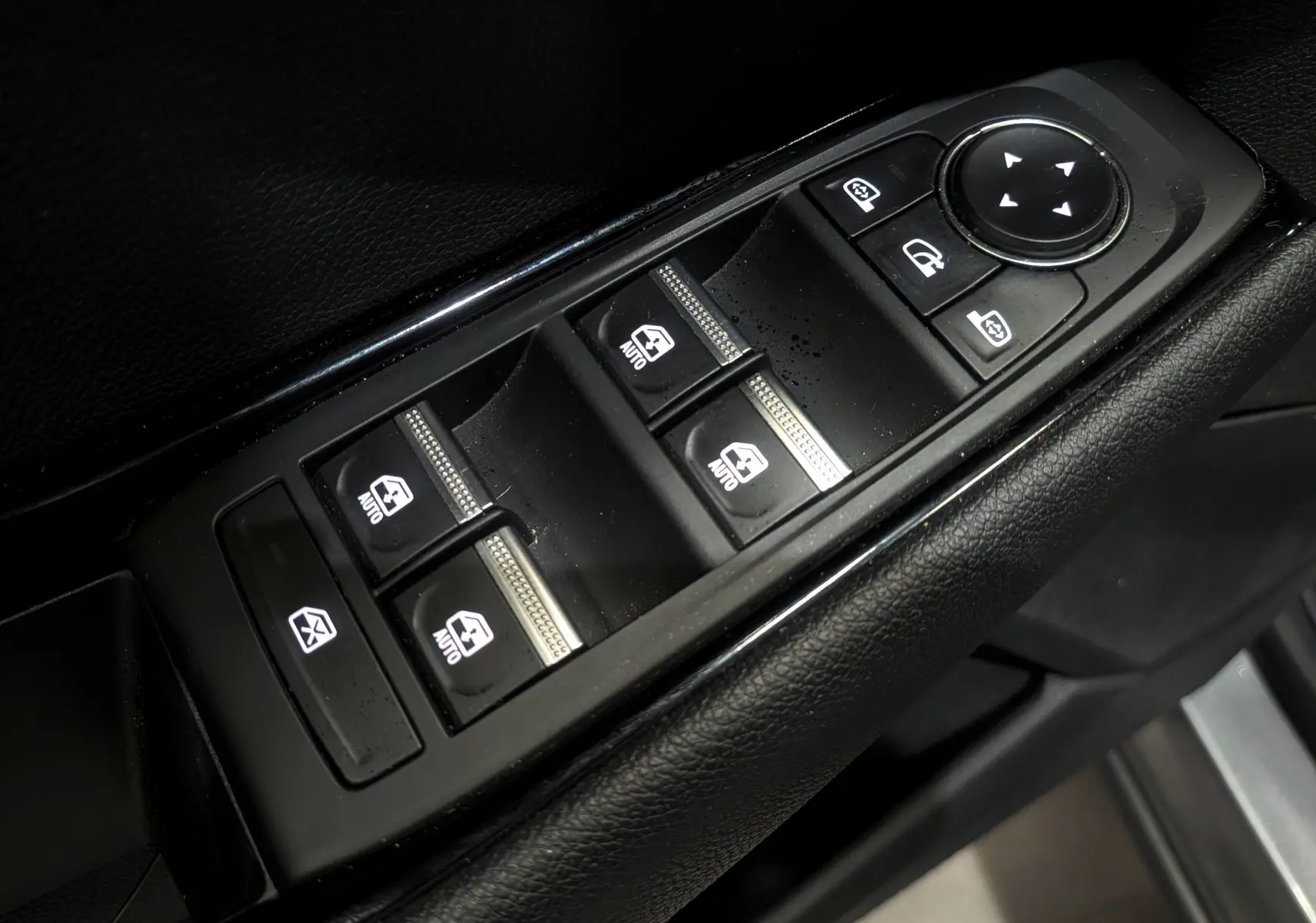 Gros plan sur les commandes électriques des vitres et rétroviseurs côté conducteur du Renault Austral 2024 finition TECHNO.