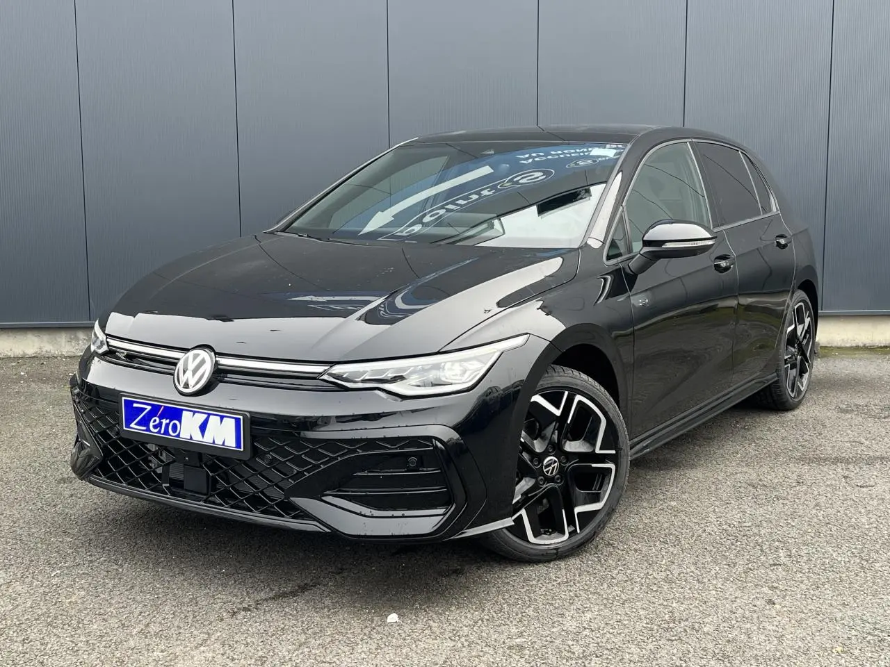 Volkswagen Golf 8 R-Line noire vue en 3/4 avant droit avec jantes alliage 18 pouces et toit ouvrant panoramique.