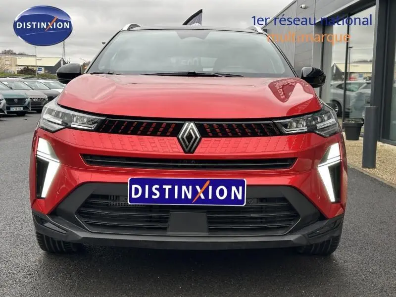 Vue frontale du Renault Captur 2025 Rouge Flamme/Noir Étoilé avec éclairage LED distinctif et calandre moderne.