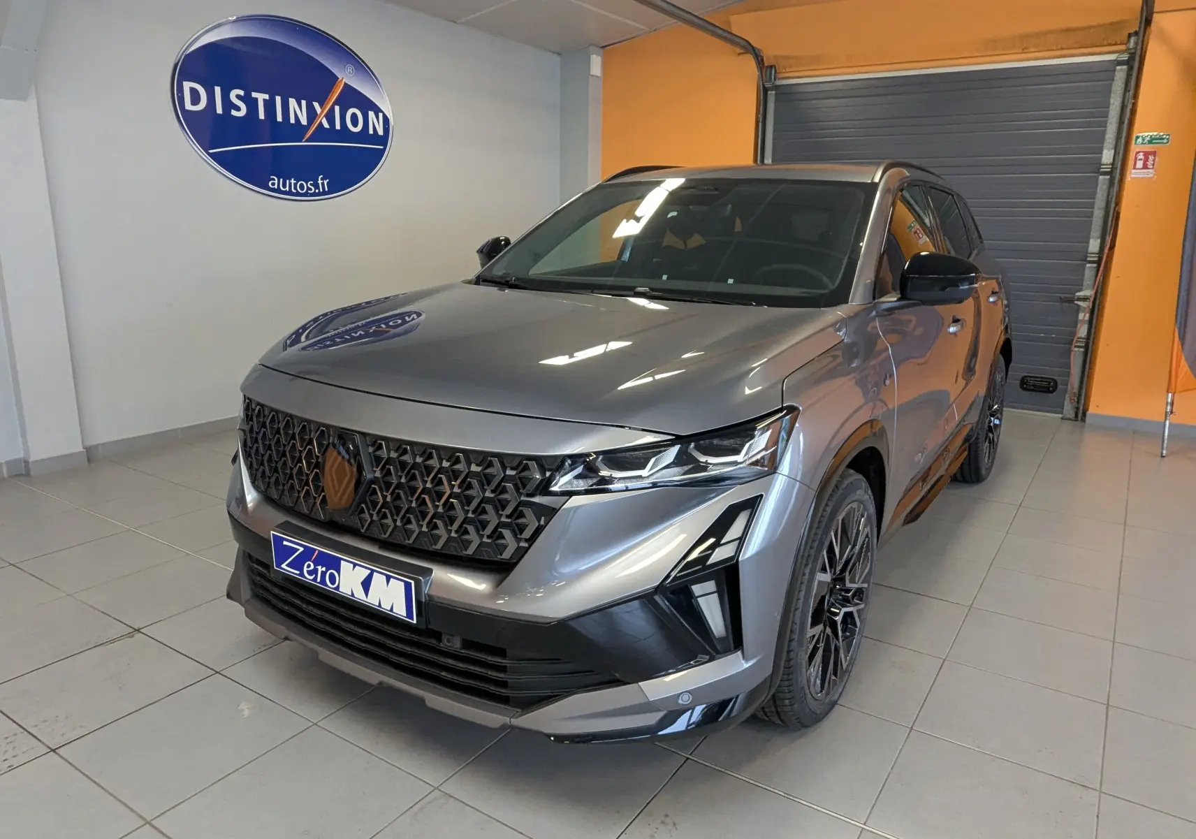 Renault Austral E-Tech gris schiste en 3/4 avant droit, avec calandre noire et jantes alliage noires.