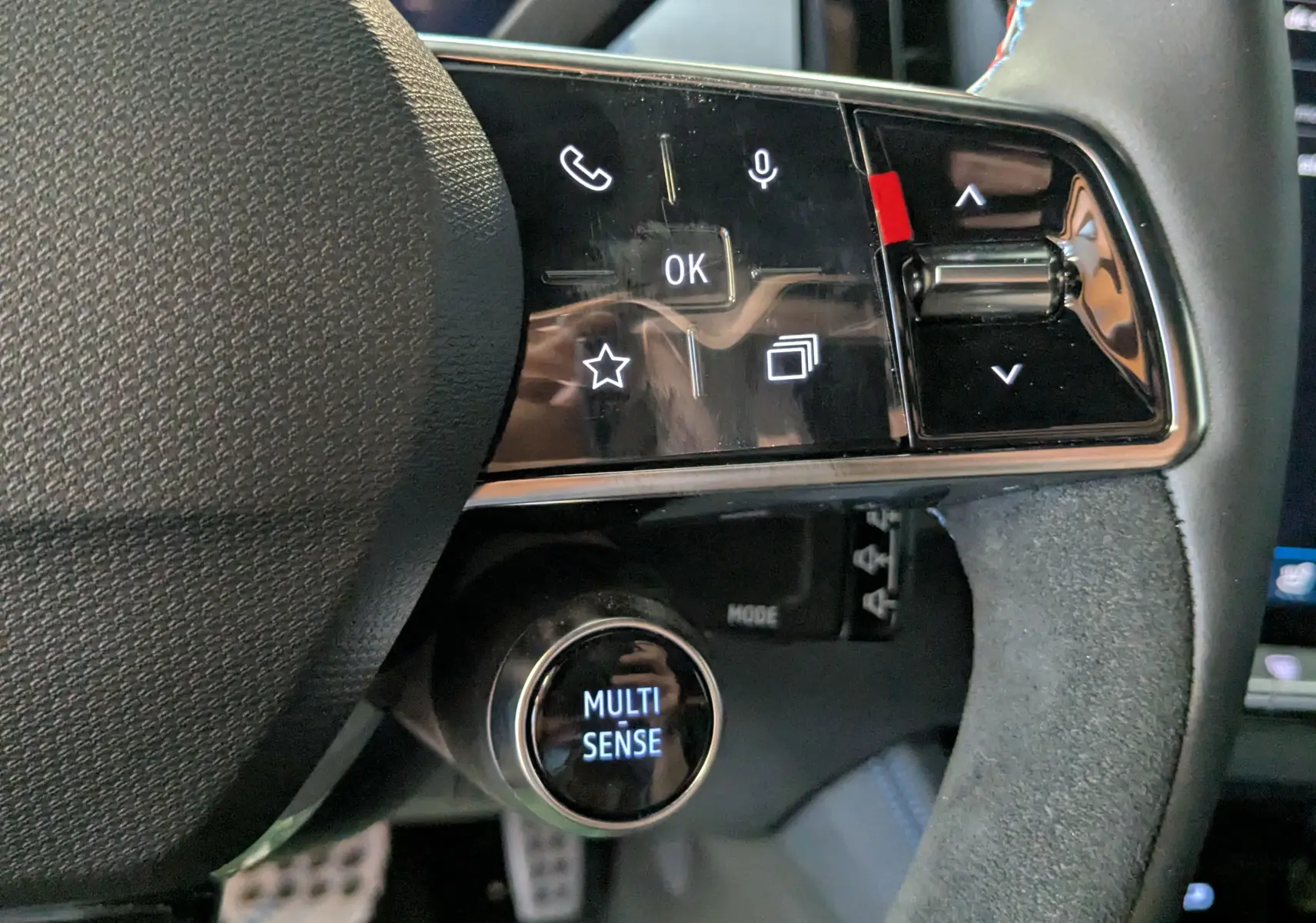 Gros plan sur les commandes au volant noir et gris anthracite du Renault Austral E-Tech 200 Esprit Alpine 2025.