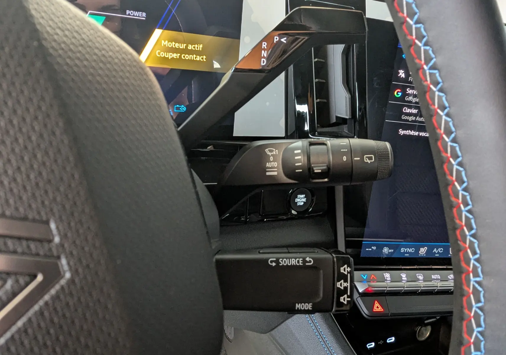 Gros plan intérieur côté gauche du volant du Renault Austral gris schiste, avec commandes au volant et écran tactile visible.