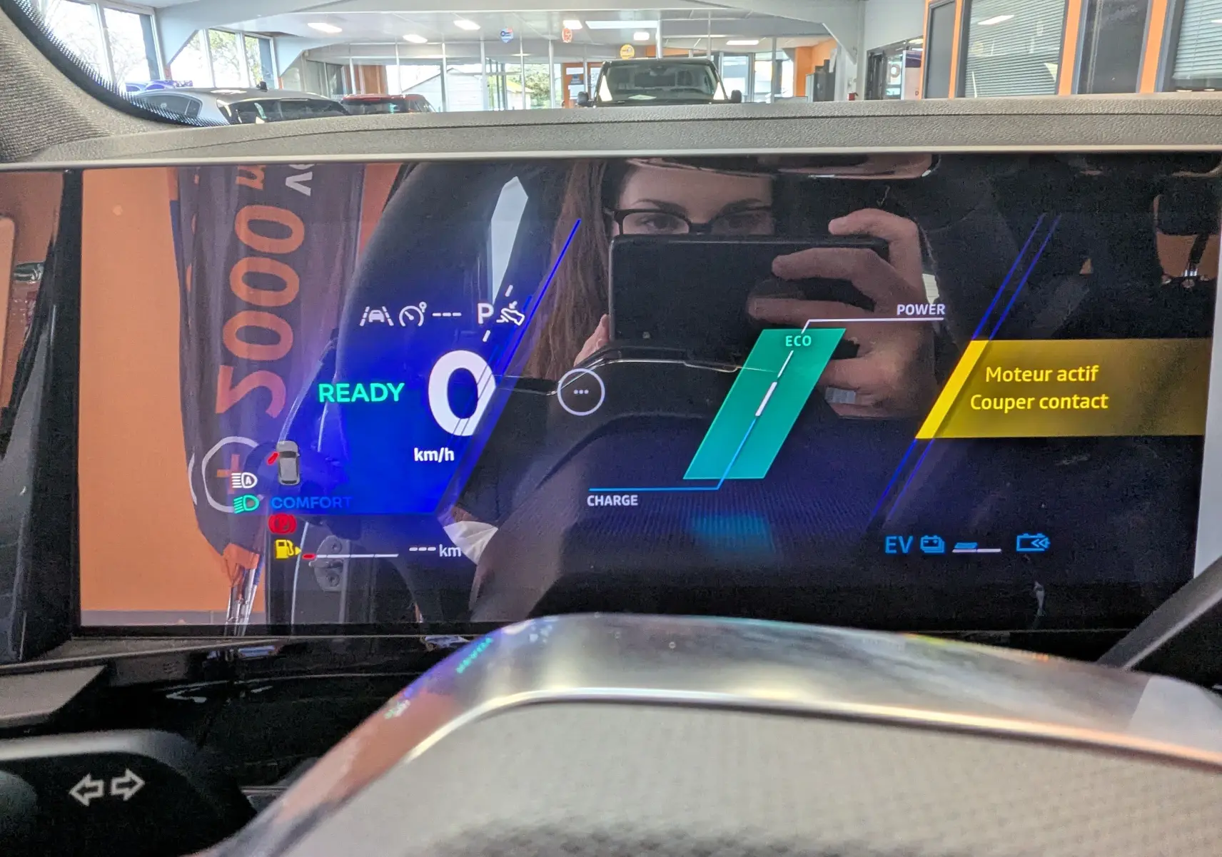 Tableau de bord numérique du Renault Austral E-Tech gris schiste, affichage mode confort et message moteur actif.