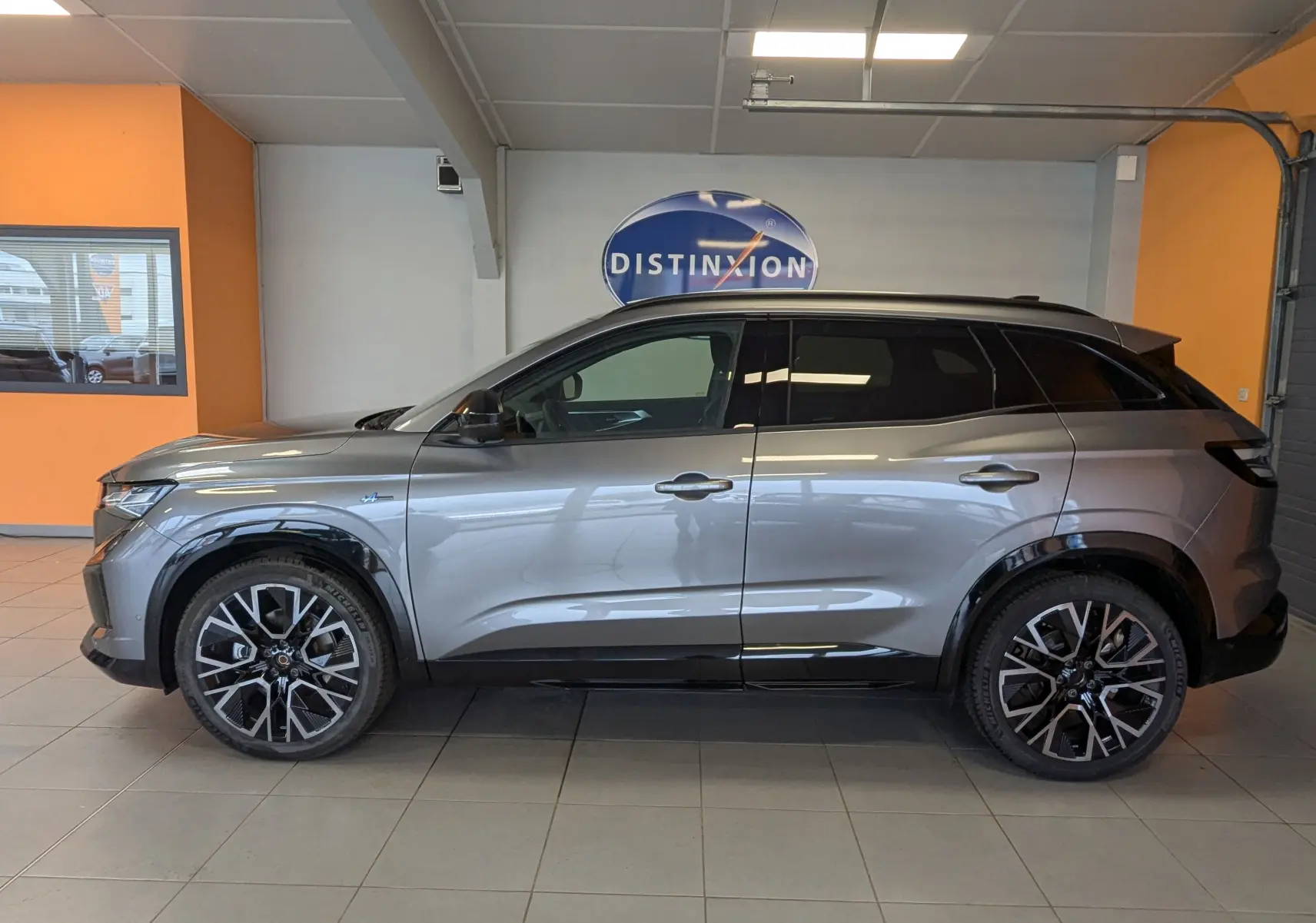 Profil droit du Renault Austral E-Tech 200 Esprit Alpine gris schiste avec jantes 20'' diamantées noir et toit noir.