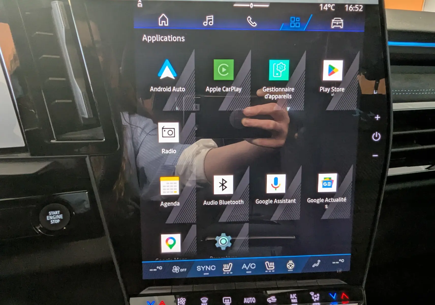 Écran tactile central du Renault Austral E-Tech 200 gris schiste, affichant les applications connectées, vue intérieure.