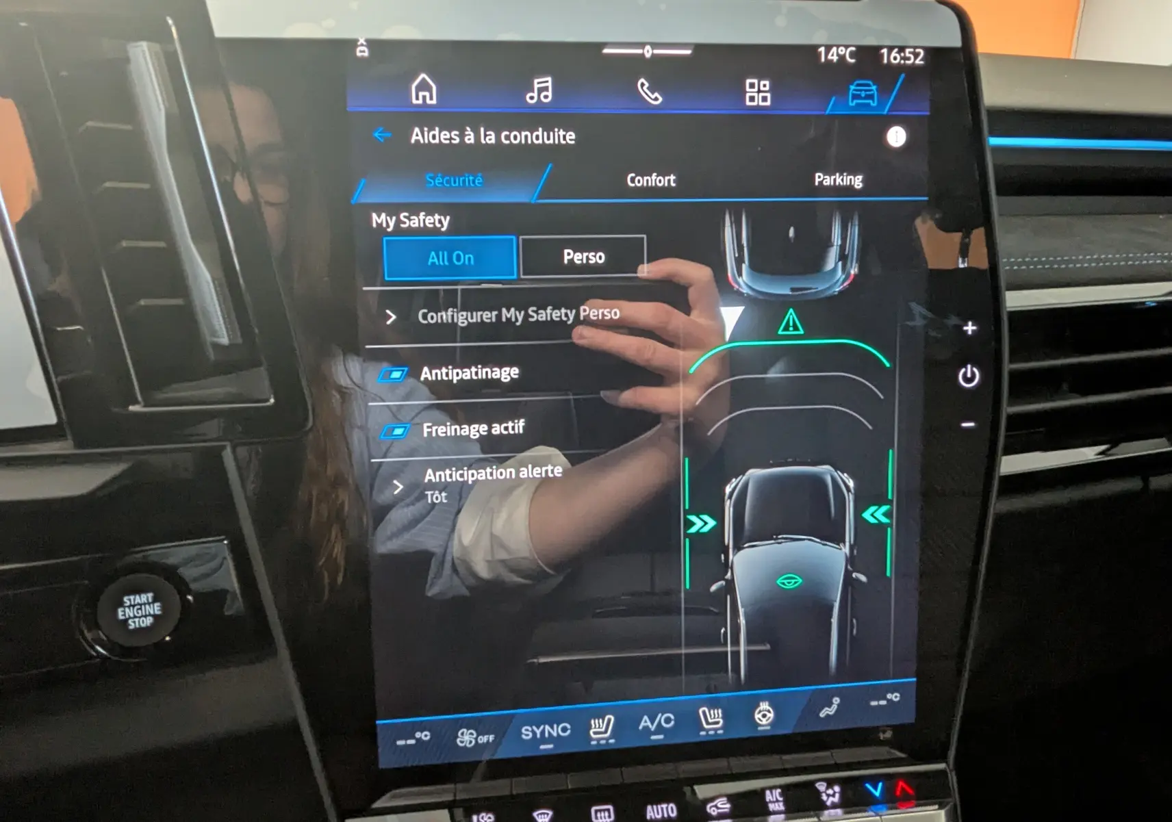 Écran tactile central du Renault Austral E-Tech 200 gris schiste, affichant les aides à la conduite en mode sécurité.