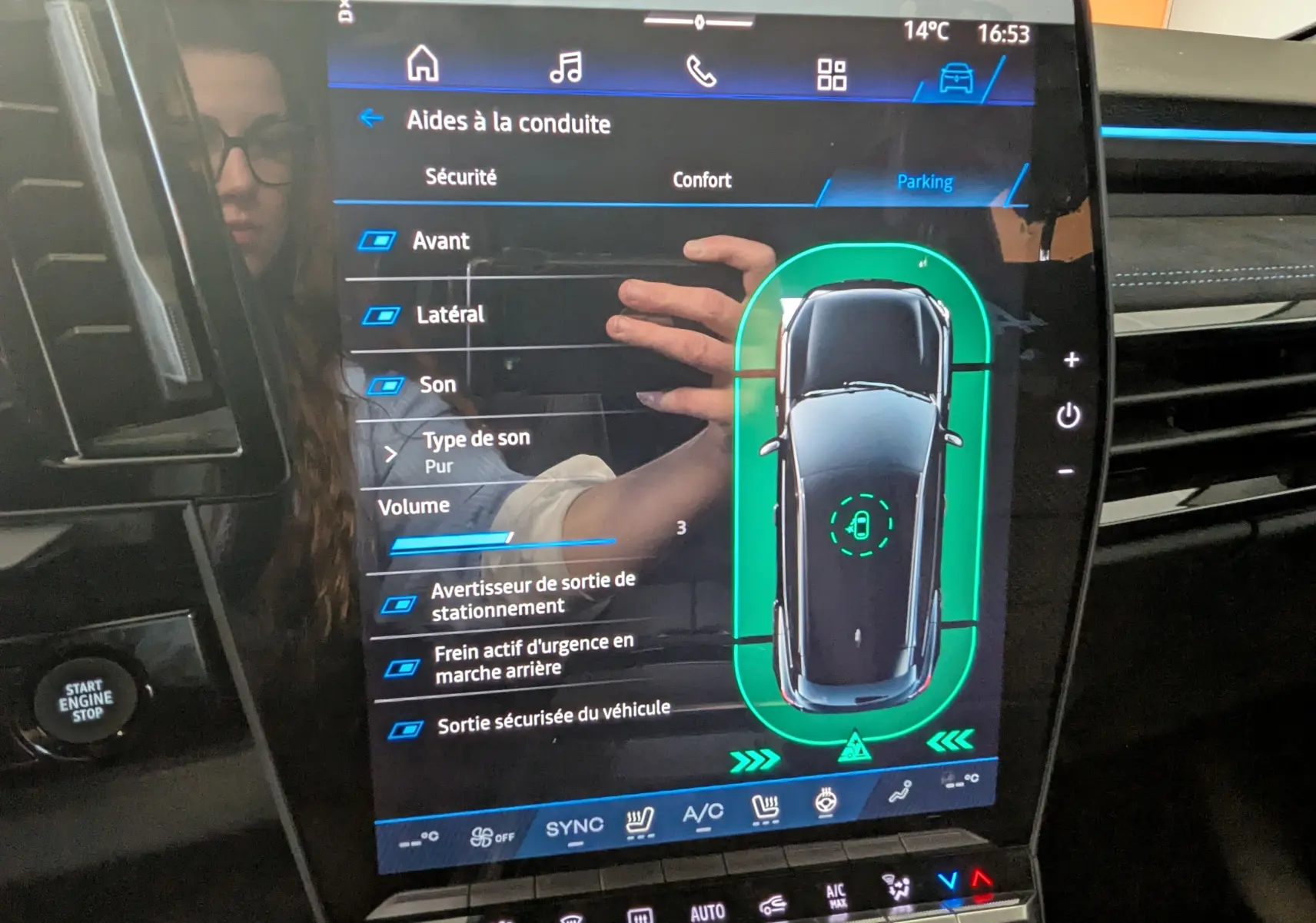 Écran tactile intérieur du Renault Austral E-Tech 200 gris schiste montrant les aides au parking avec vue 360° du véhicule.