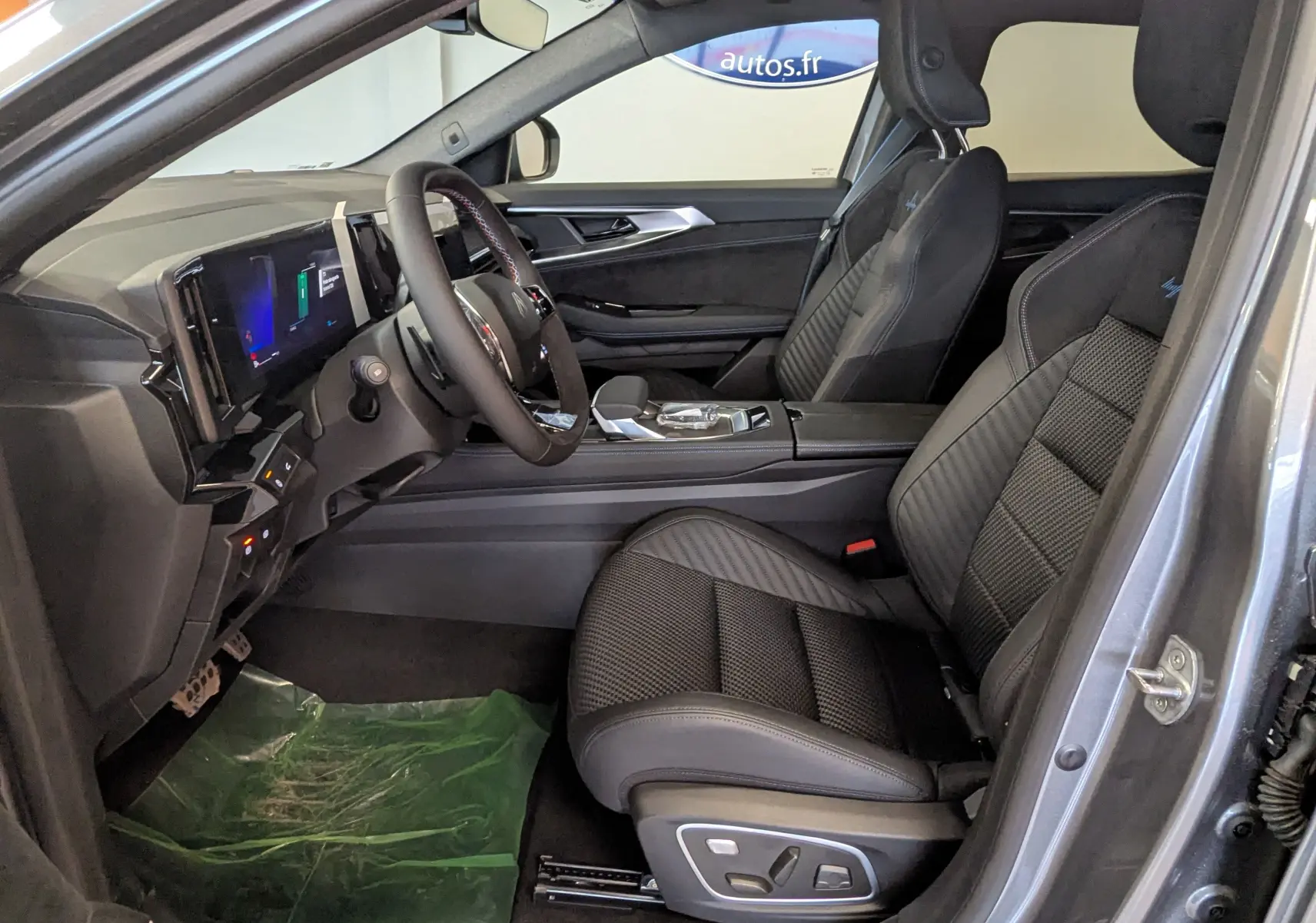 Vue intérieure côté conducteur du Renault Austral gris schiste, avec sièges sport en tissu carbone et tableau de bord numérique.