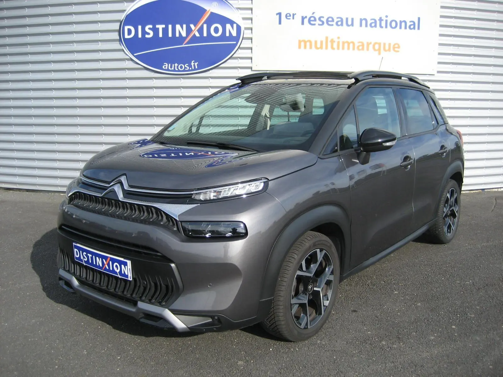 Citroën C3 Aircross gris platinium en 3/4 avant droit, avec jantes noires et toit noir contrasté.