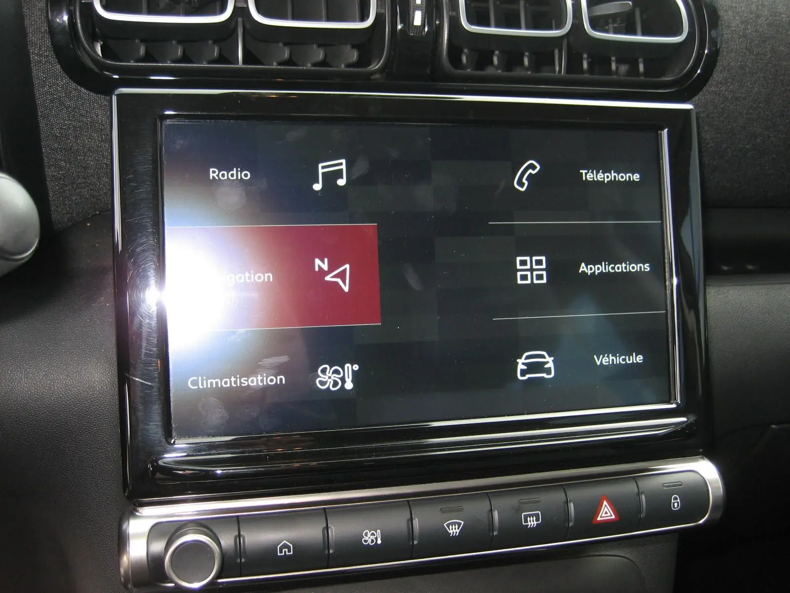 Écran tactile central affichant le menu multimédia du Citroën C3 Aircross 2022, intérieur noir moderne.