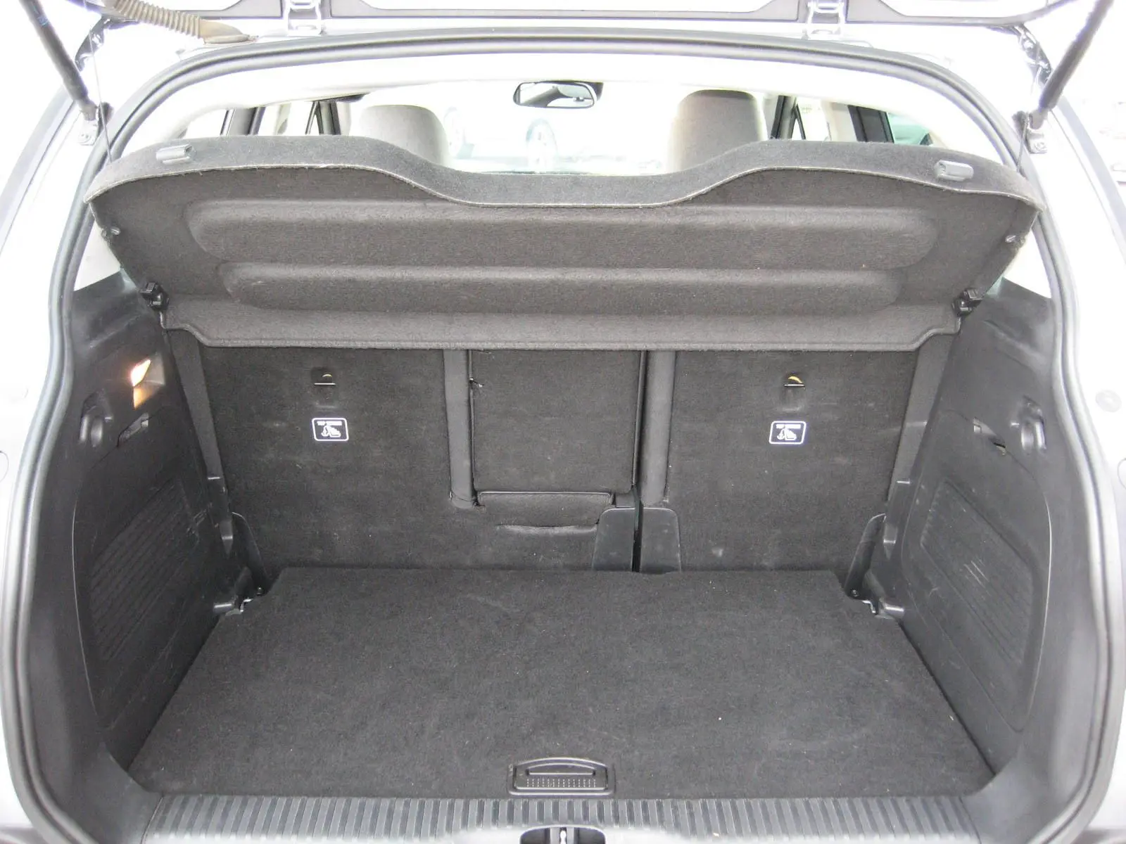 Coffre ouvert d'un Citroën C3 Aircross gris platinium, montrant un espace de chargement propre et spacieux.
