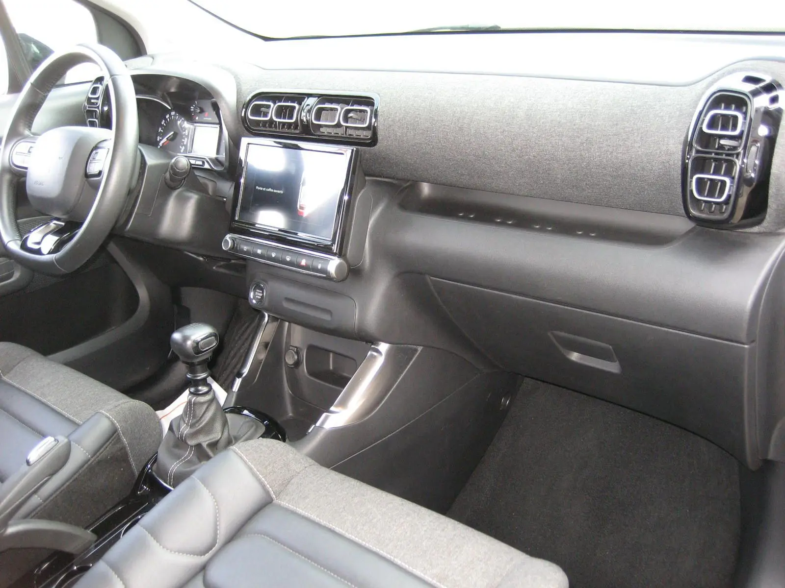 Intérieur avant droit du Citroën C3 Aircross II 2022, tableau de bord gris avec écran tactile et volant multifonction.