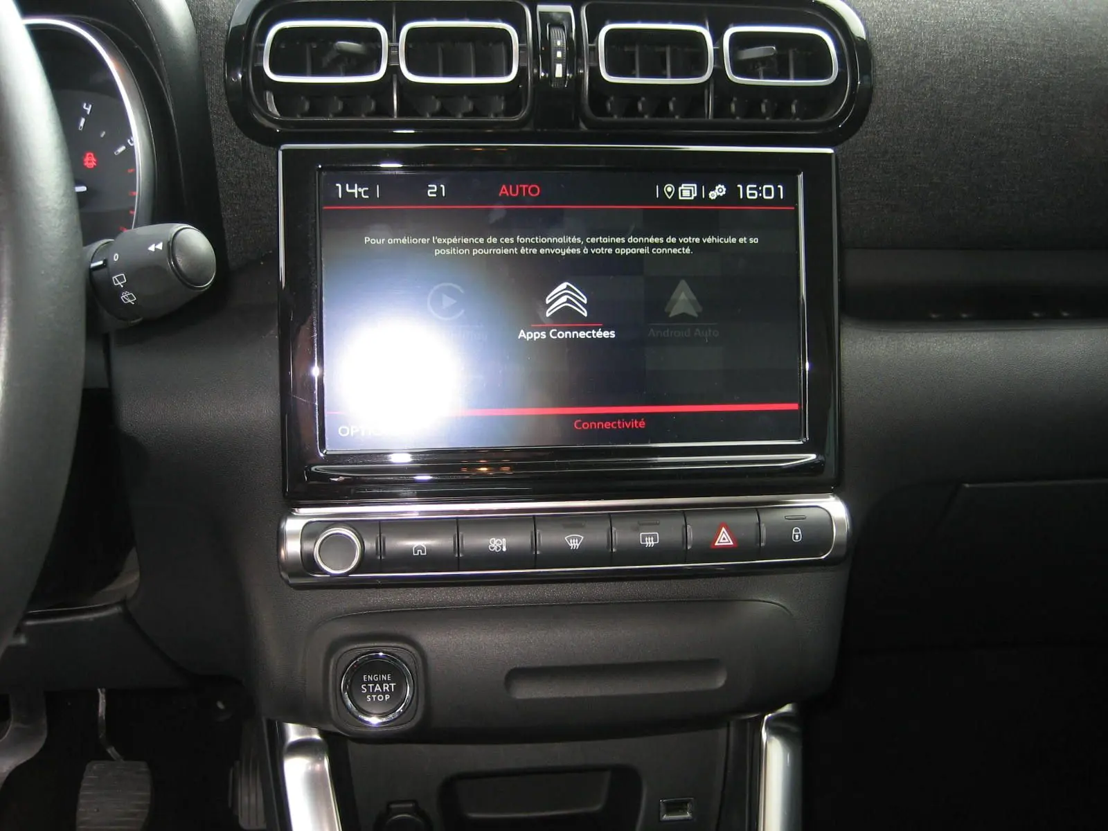 Vue rapprochée du tableau de bord noir du Citroën C3 Aircross gris platinium, avec écran tactile et commandes centrales visibles.