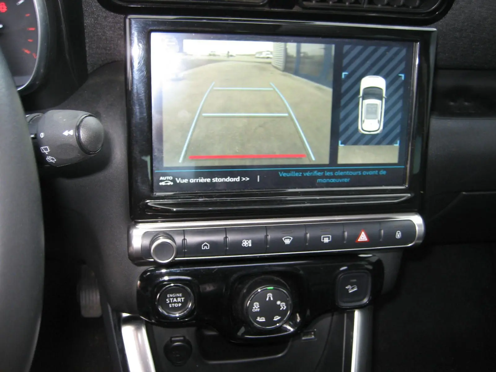 Vue rapprochée de l'écran tactile central du Citroën C3 Aircross gris platinium montrant la caméra de recul et les commandes.