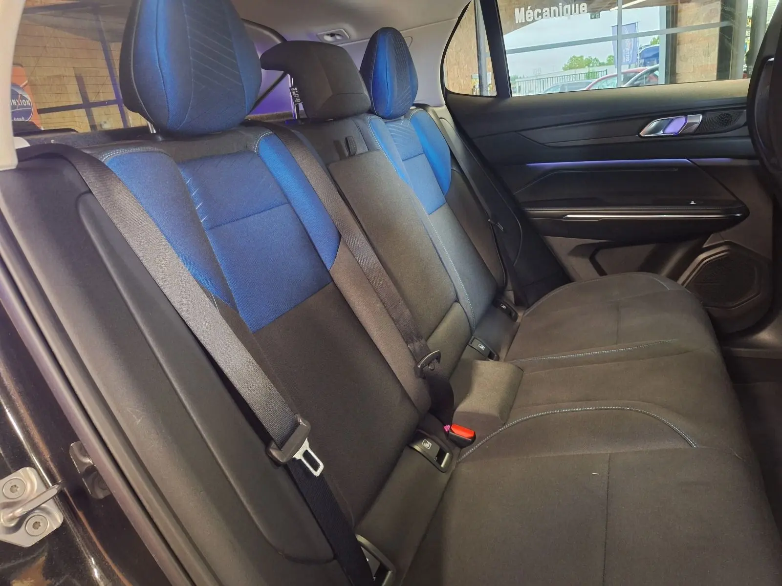 Vue intérieure côté droit des sièges arrière en tissu noir et bleu du LYNK & CO 01 hybride rechargeable 2023.