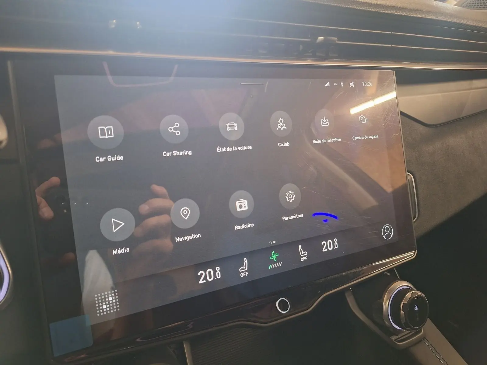 Écran tactile central affichant les commandes multimédia et climatisation dans le tableau de bord du Lynk & Co 01 noir 2023.