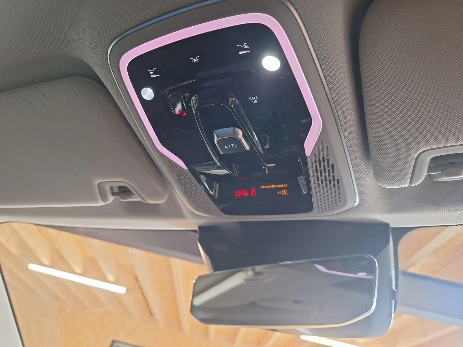 Vue du plafonnier intérieur du Lynk & Co 01 2023 avec éclairage d'ambiance violet et commandes tactiles noires.