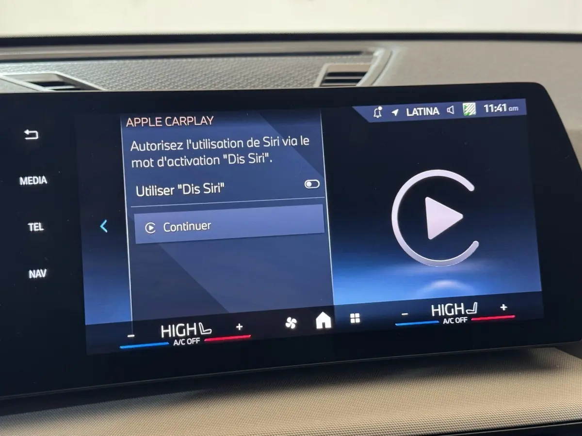 Écran tactile central du BMW X1 2024 affichant la configuration Apple CarPlay et commandes climatisation.