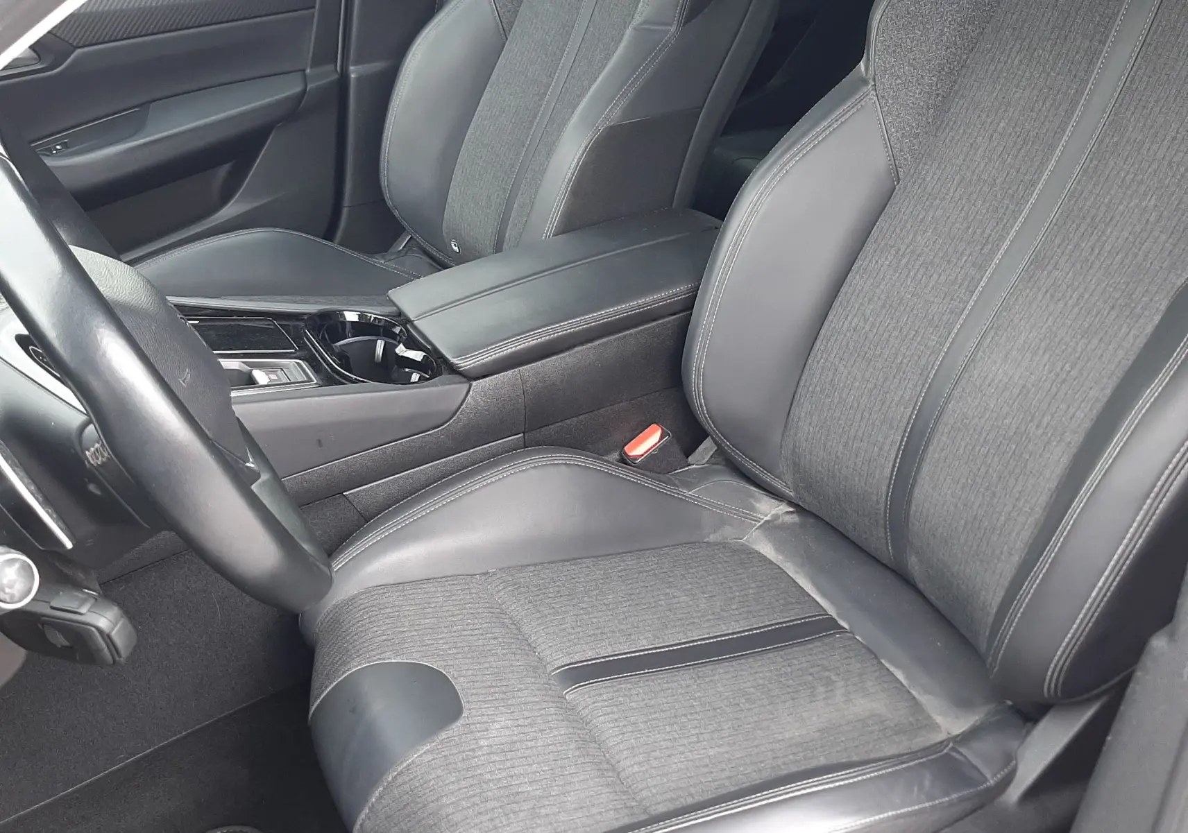 Vue intérieure côté conducteur de la Peugeot 508 PureTech 180ch Allure 2019, sièges tissu et cuir gris foncé.