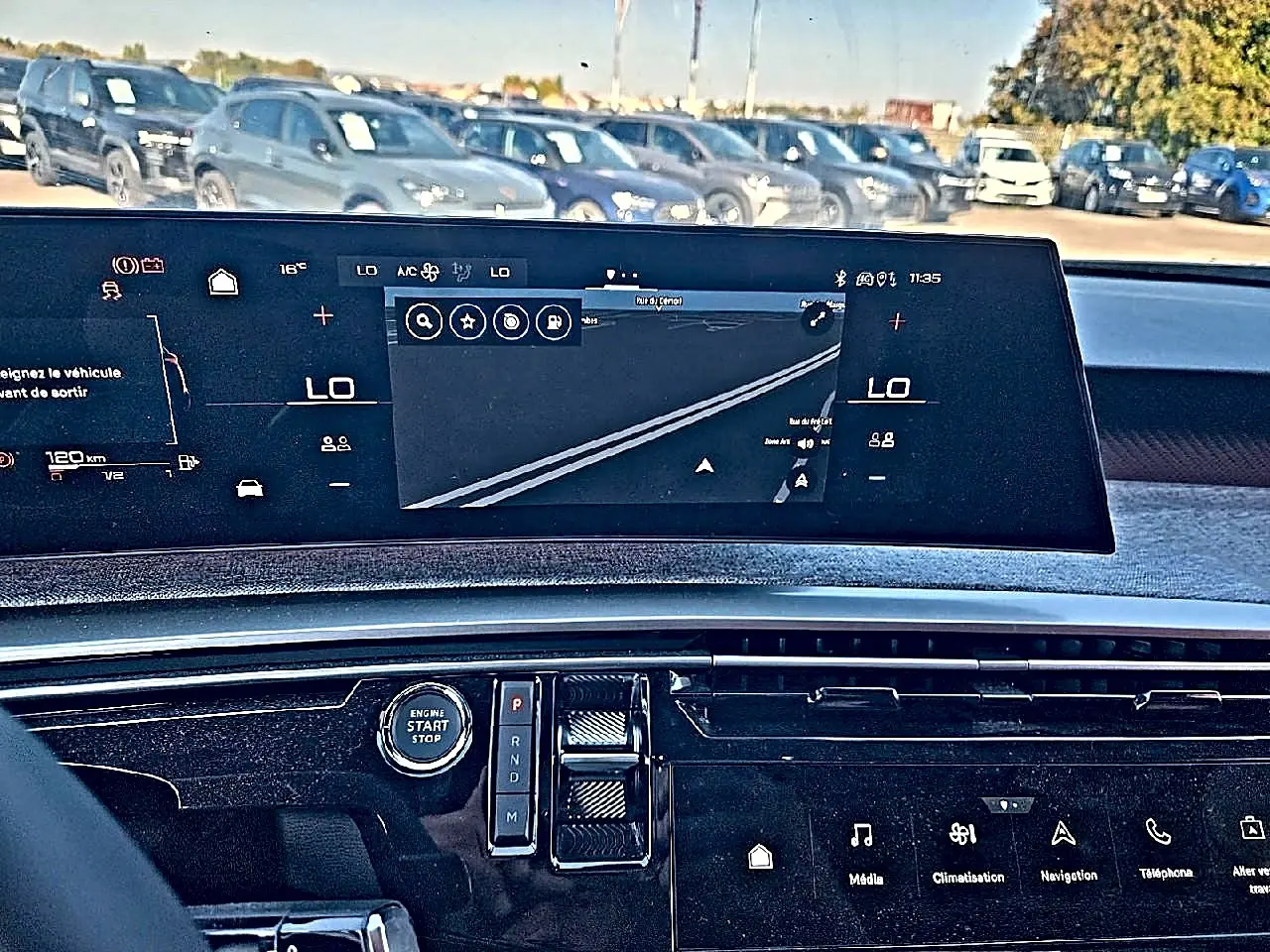 Vue intérieure du tableau de bord du Peugeot 5008 Hybrid blanc 2025 avec écran tactile et affichage numérique large.