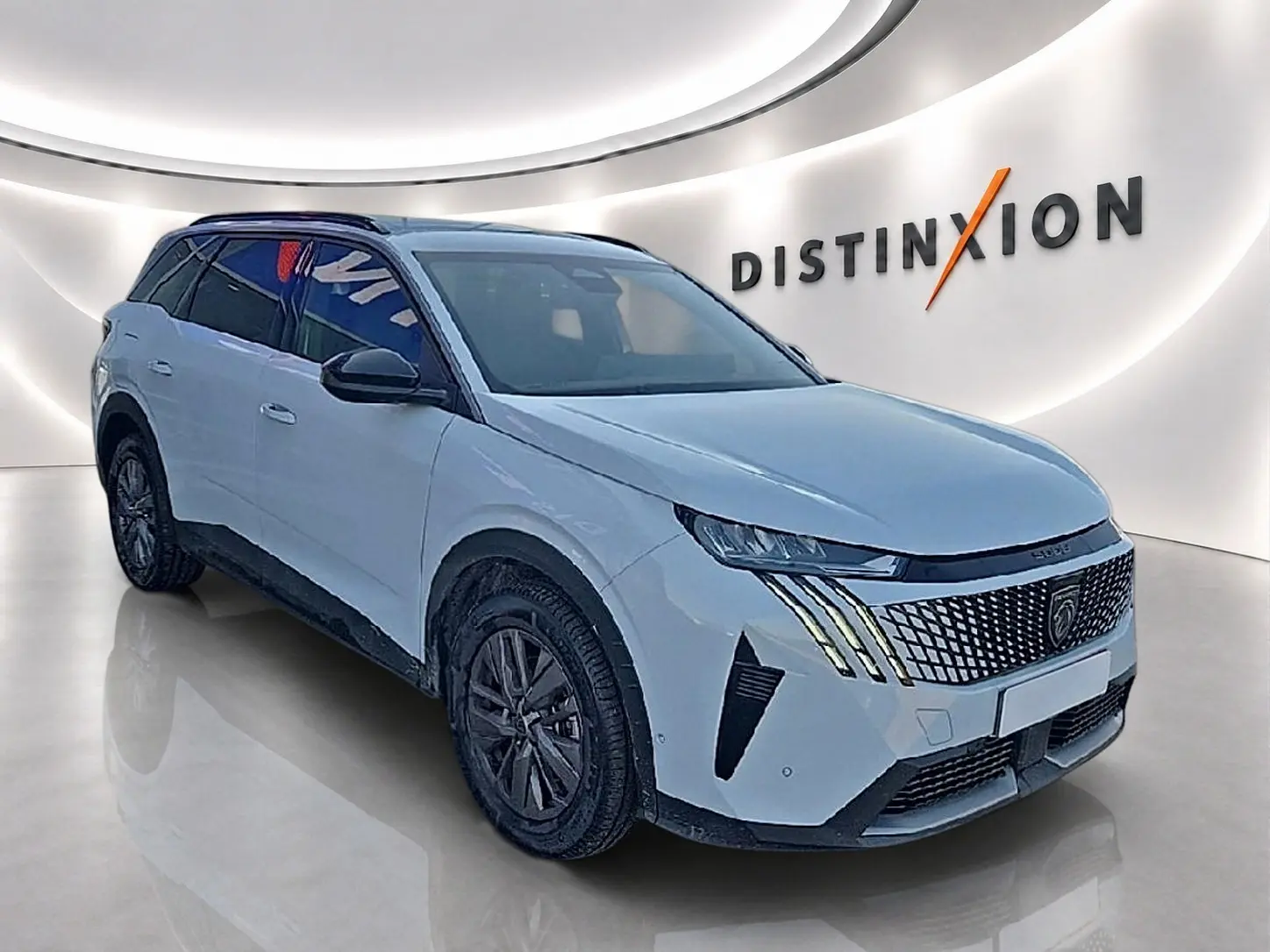 Peugeot 5008 Hybrid blanc vue 3/4 avant droit, avec calandre distinctive et jantes alliage foncé.