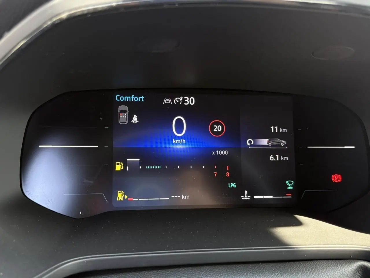 Affichage numérique du tableau de bord du Renault Captur ECO-G 100 Techno, indiquant 0 km/h et mode confort.