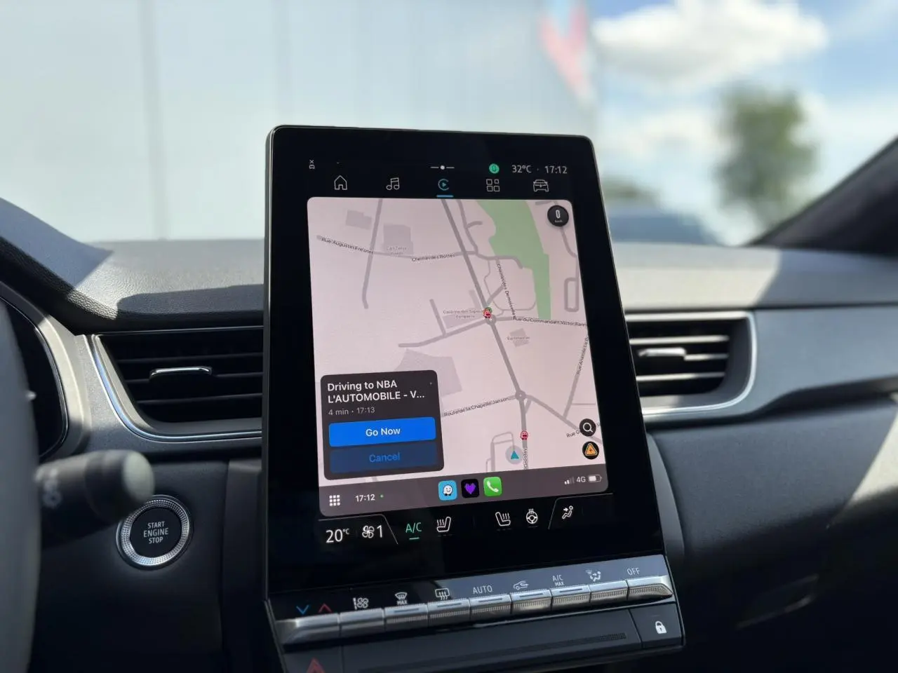 Écran tactile central avec navigation active dans l'habitacle du Renault Captur 2025, vue intérieure avant.
