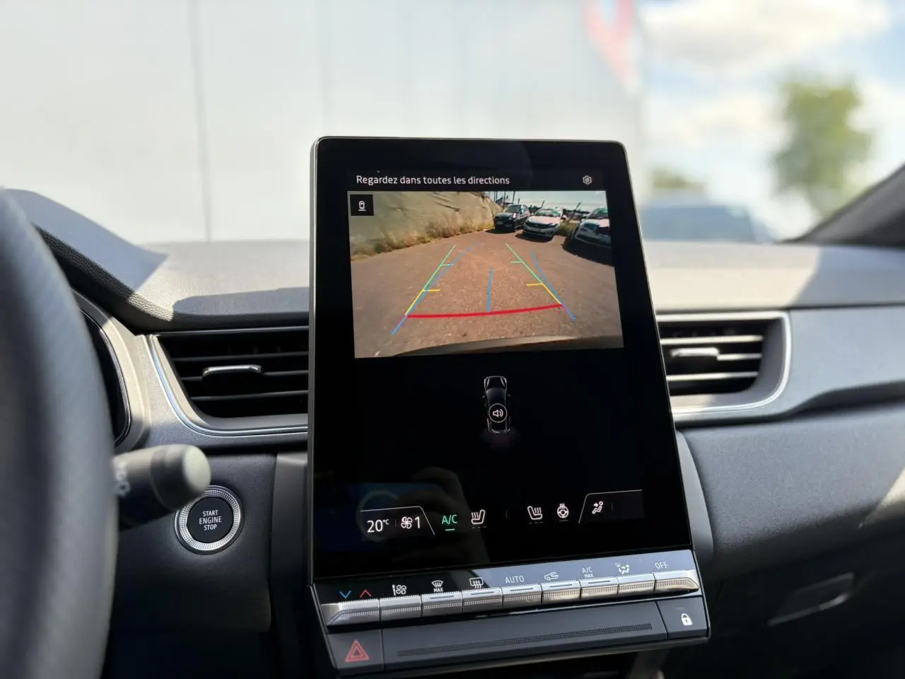 Écran central tactile affichant la caméra de recul dans l'habitacle du Renault Captur Noir Étoile, vue avant intérieure.