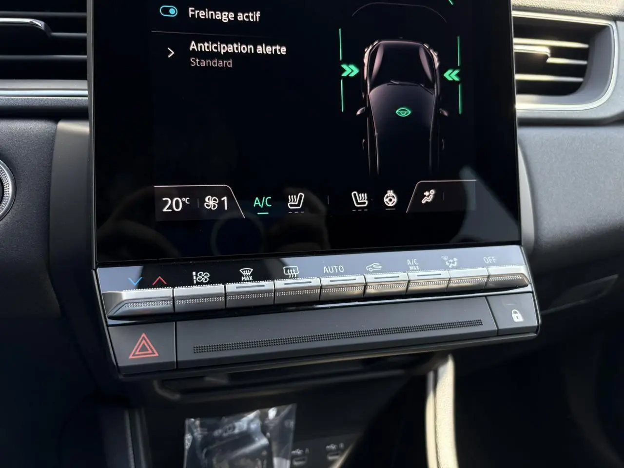 Détail de la console centrale du Renault Captur 2025 avec écran tactile et commandes climatisation en noir étoile