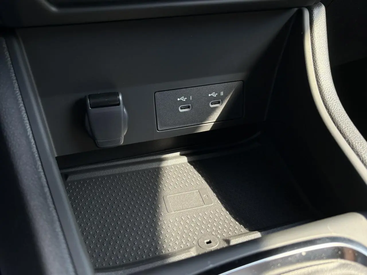 Prise USB double et prise 12V dans la console centrale du Renault Captur 2025 finition Techno Noir Etoile.