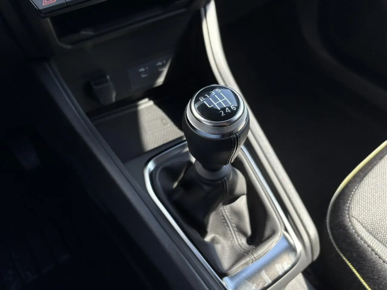 Le levier de vitesses manuel noir avec six rapports du Renault Captur 2025 vu en gros plan depuis l'intérieur.