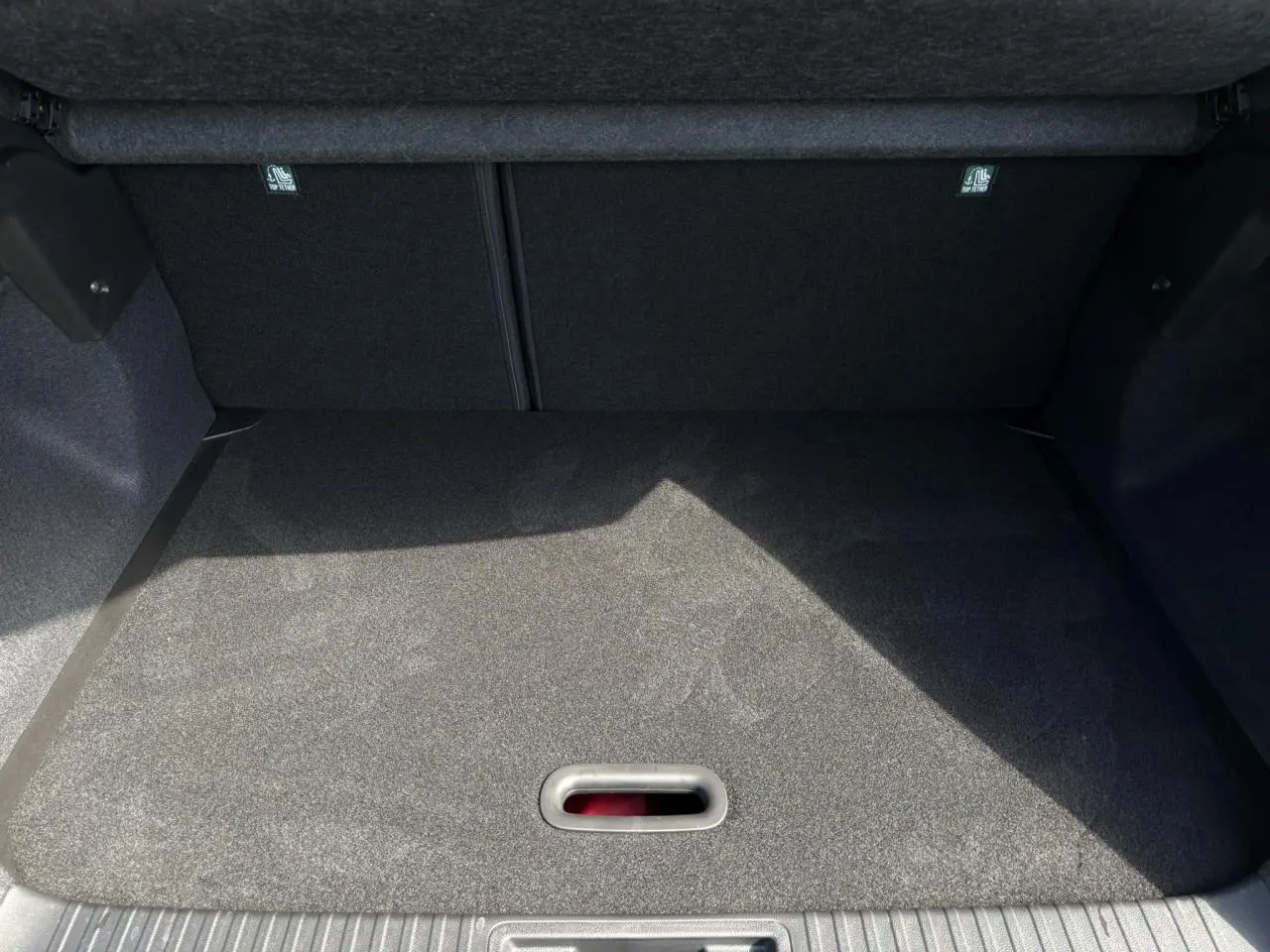 Coffre ouvert du Renault Captur Noir Étoile 2025, montrant le plancher de coffre mobile et l'espace de rangement.