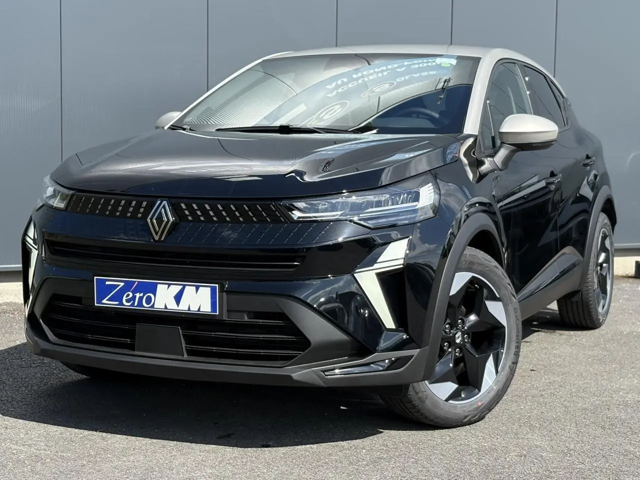 Renault Captur Eco-G 100 Techno noir étoile, vue 3/4 avant droit avec jantes aluminium 18 pouces noires.