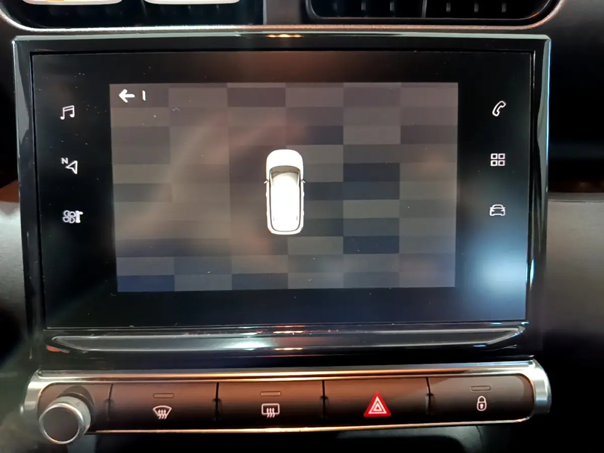 Écran tactile central affichant la vue de dessus du véhicule blanc Citroën C3 Aircross, avec commandes climatisation en dessous.