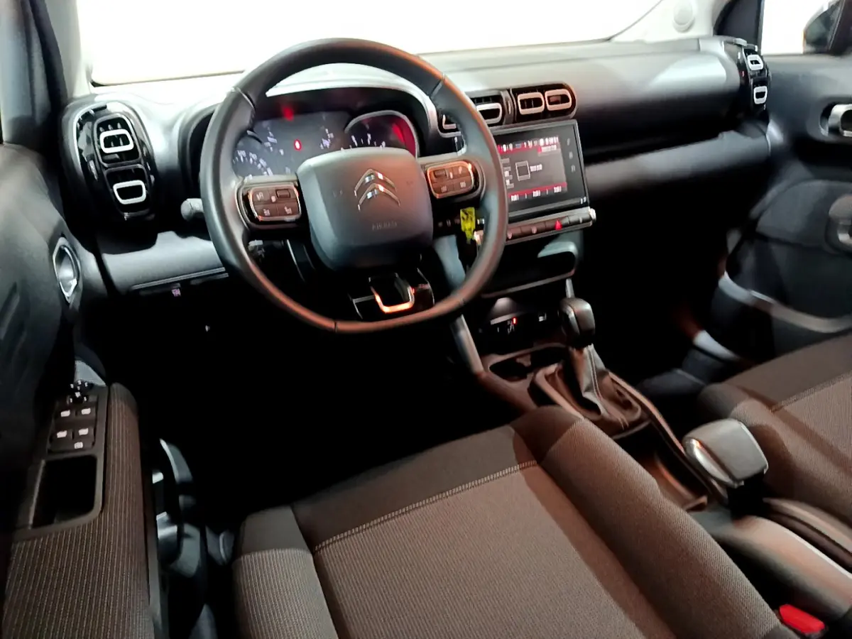 Intérieur noir du Citroën C3 Aircross 2019, vue côté conducteur sur tableau de bord et écran tactile central.