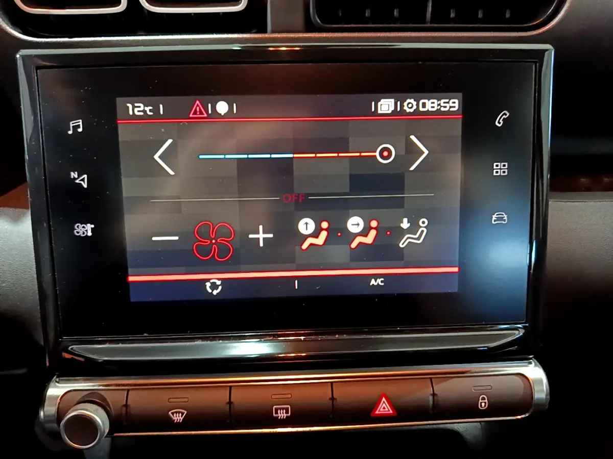 Écran tactile central du tableau de bord du Citroën C3 Aircross blanc, affichant les réglages de climatisation.
