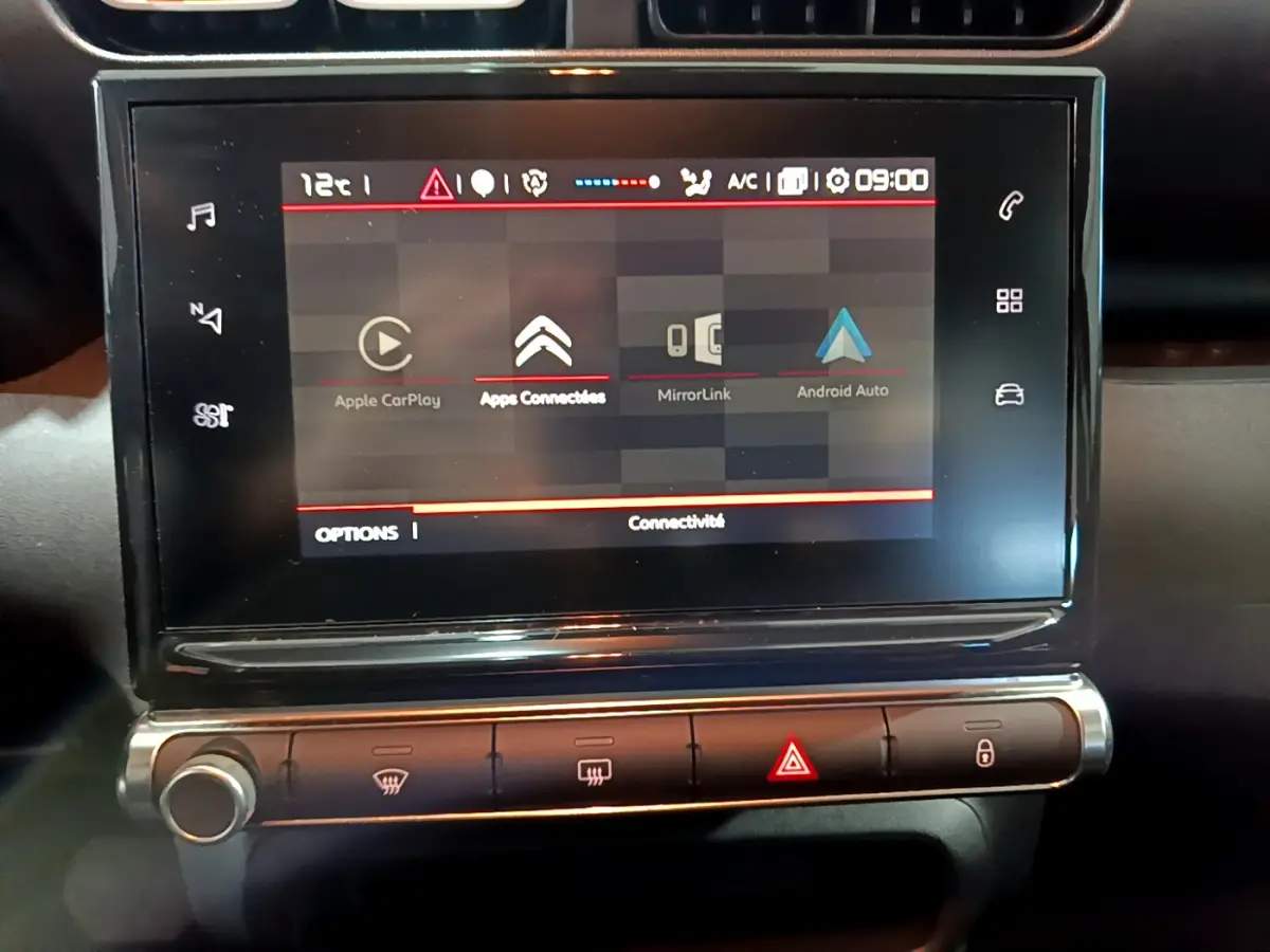 Écran tactile central du Citroën C3 Aircross blanc 2019 affichant les options Apple CarPlay et Android Auto.