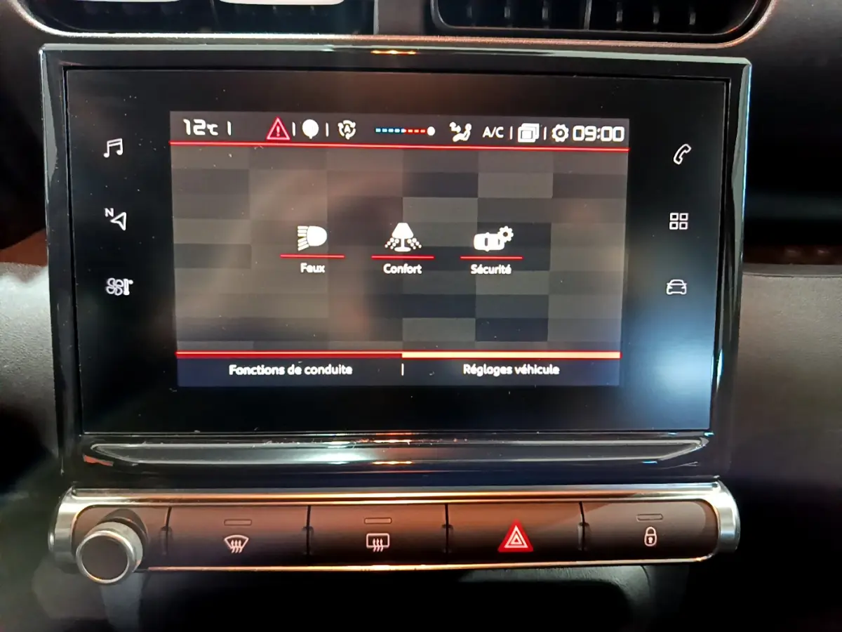 Écran tactile central du tableau de bord du Citroën C3 Aircross blanc, affichant les réglages véhicules.