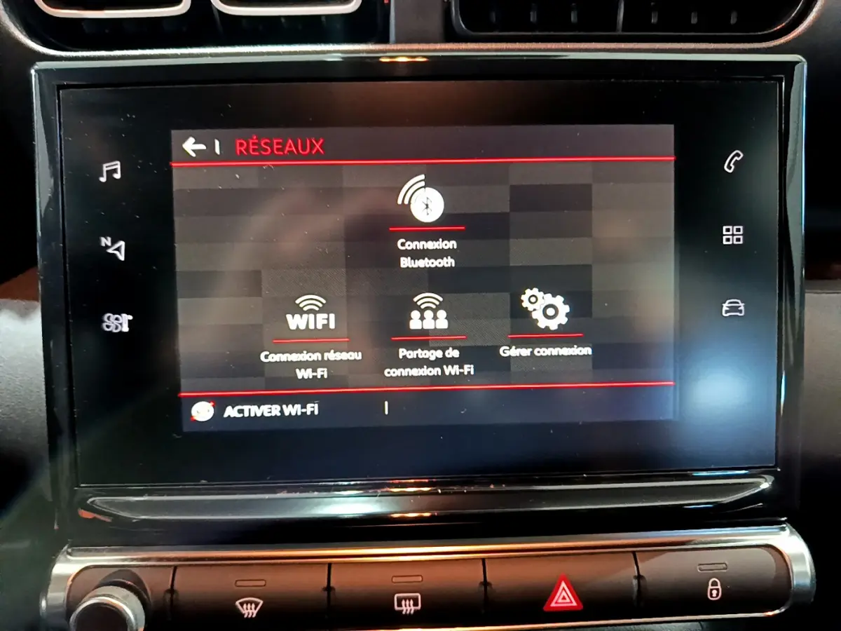 Écran tactile central du tableau de bord du Citroën C3 Aircross blanc, affichant les options de connexion Wi-Fi et Bluetooth.