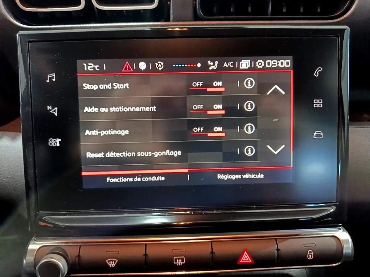 Écran tactile central affichant les réglages de conduite dans une Citroën C3 Aircross blanche, vue intérieure rapprochée.